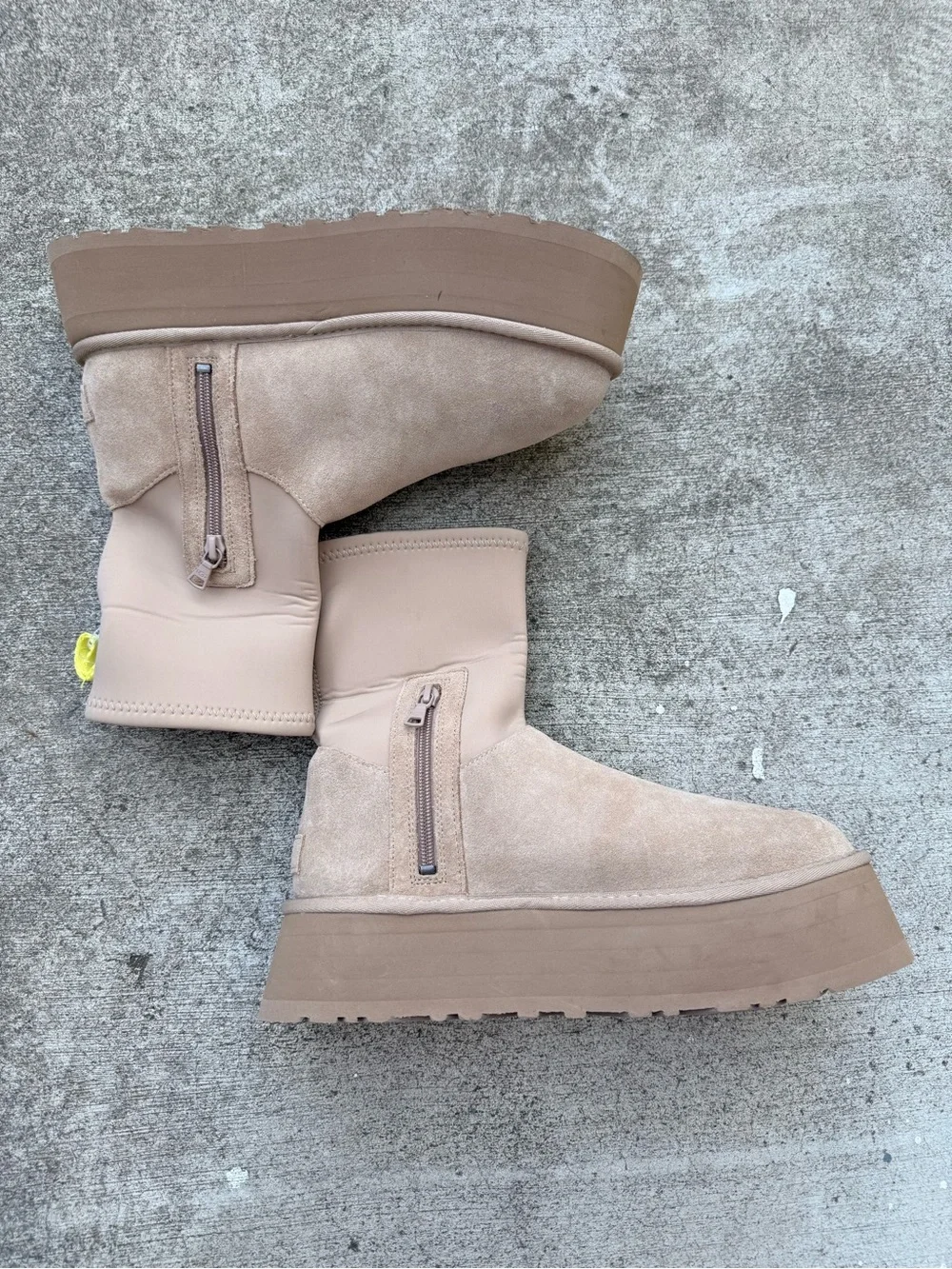 NWOT UGG Classic Dipper Tan Suede Platform Ankle Boots with Yellow Pull Tabs